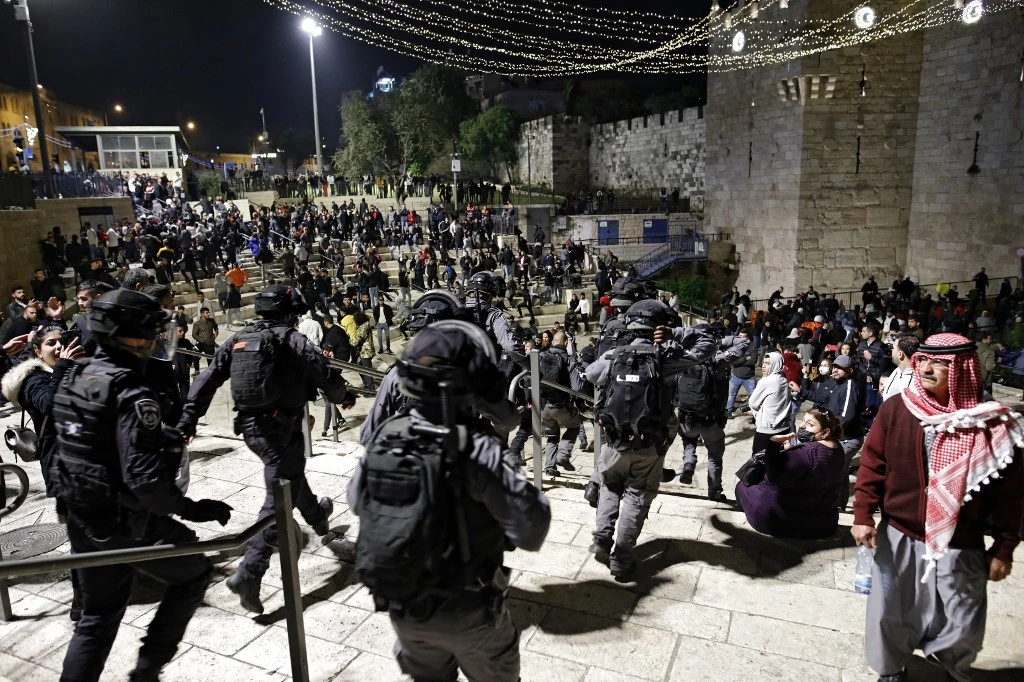 Les forces de sécurité israéliennes dispersent des manifestants palestiniens devant la porte de Damas dans la vieille ville de Jérusalem le 26 avril 2021. Ahmad GHARABLI / AFP