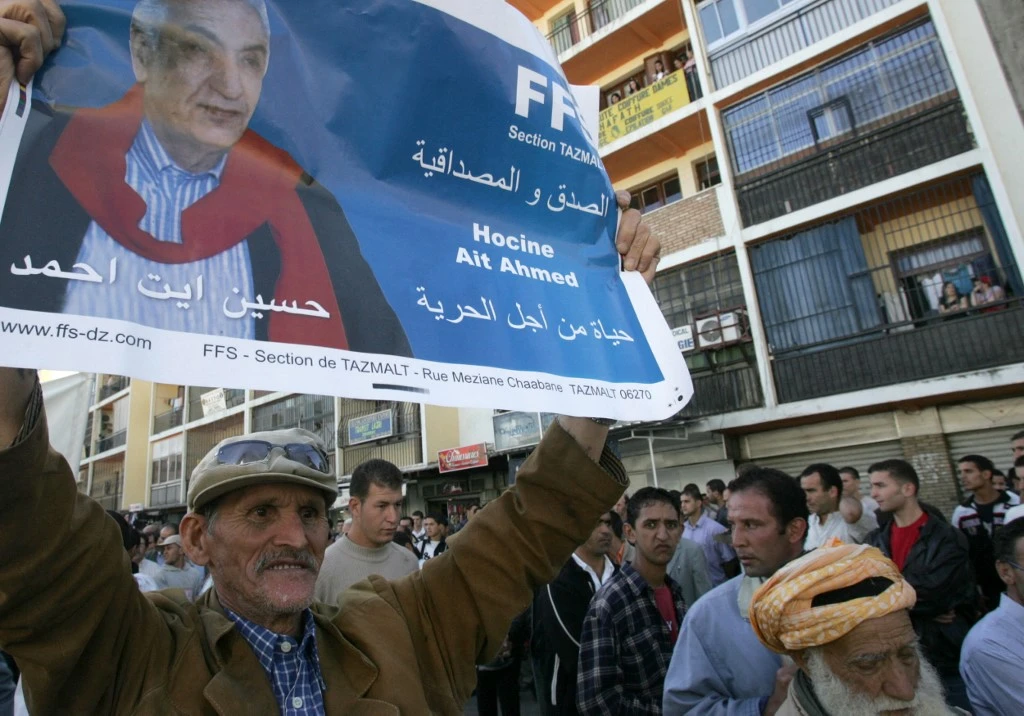 Algérie: le FFS, doyen de l'opposition, boycotte les législatives anticipées