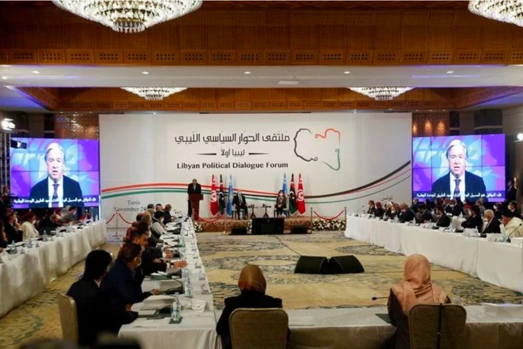 Le Secrétaire général des Nations Unies, Antonio Guterres, apparaît à l'écran lors du Forum de dialogue politique libyen, à Tunis, en Tunisie, le 9 novembre 2020 (Reuters)