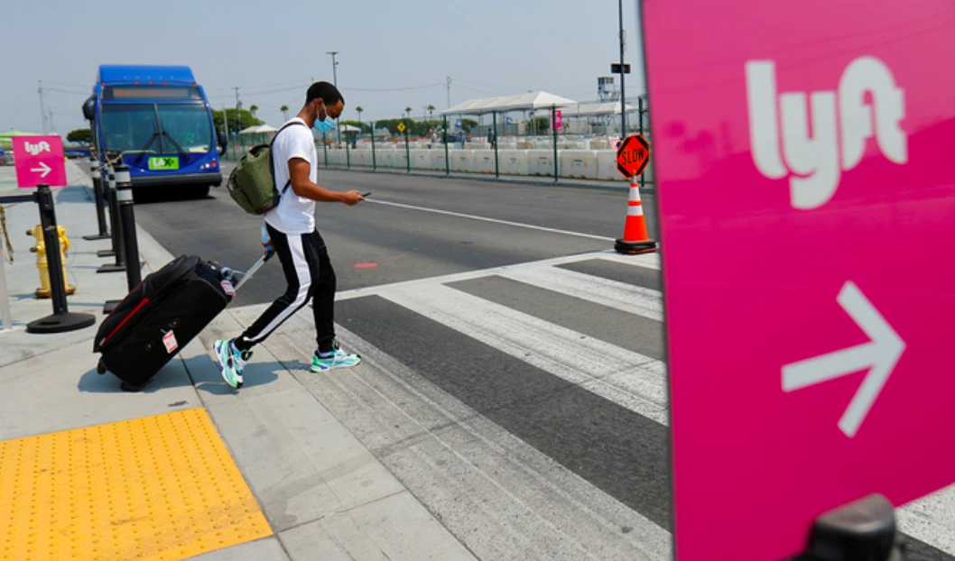 Un voyageur arrivant à l’aéroport international de Los Angeles recherche un moyen de transport. (Reuters)