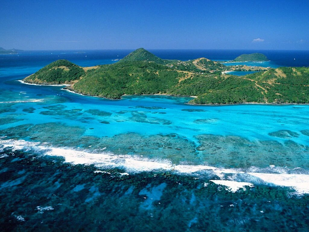 L'île de Saint-Vincent sous d'épaisses cendres après l'éruption de son volcan
