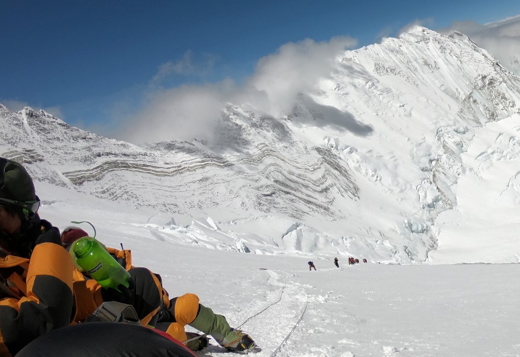 Covid: la Chine va marquer sa frontière au sommet de l'Everest