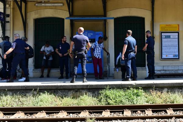 Human Rights Watch dénonce le refoulement sommaire de jeunes migrants à la frontière franco-italienne