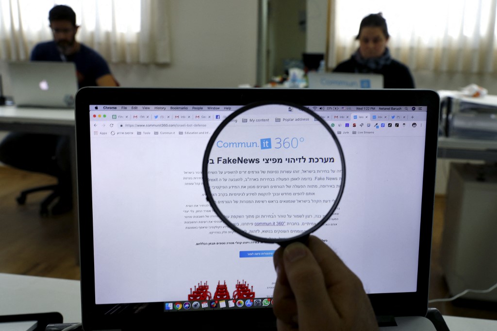 «Responsabiliser» les jeunes face aux fake news, le pari d'une exposition