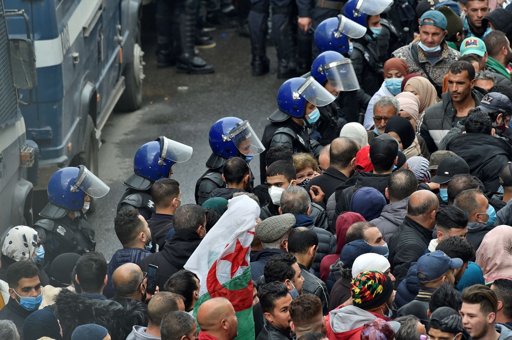 Hirak : Plus de 800 interpellations et une cinquantaine de garde à vue