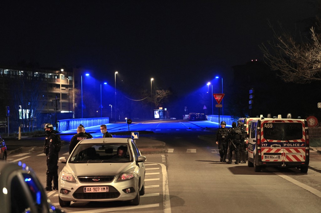 Spectaculaire incendie près de Lyon, onze blessés légers