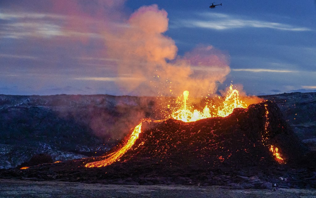 En Islande, l'éruption se transforme en grandioses geysers de lave