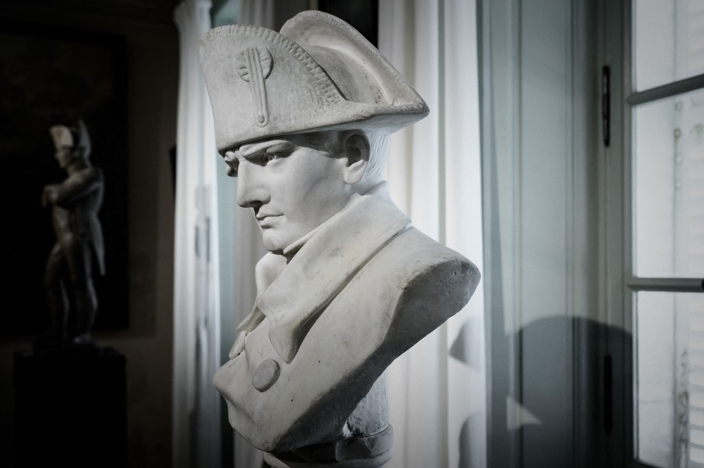 La France commémore les 200 ans de la mort de Napoléon, figure toujours contestée