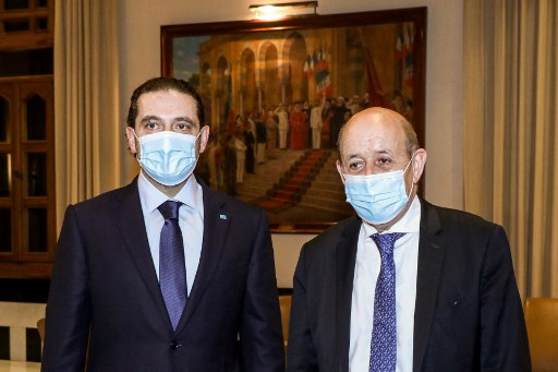 Le Premier ministre libanais désigné Saad Hariri (à gauche) et le ministre français des Affaires étrangères et européennes Jean-Yves Le Drian (à droite) lors de la visite de ce dernier à Beyrouth le 6 mai 2021. (AFP/Dalati et Nohra)