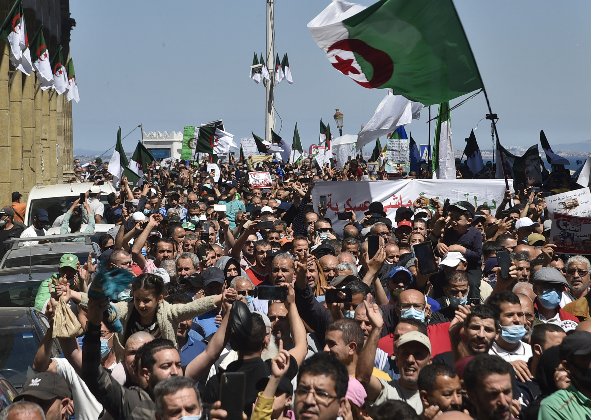 Algérie: début de campagne électorale sur fond de répression du Hirak