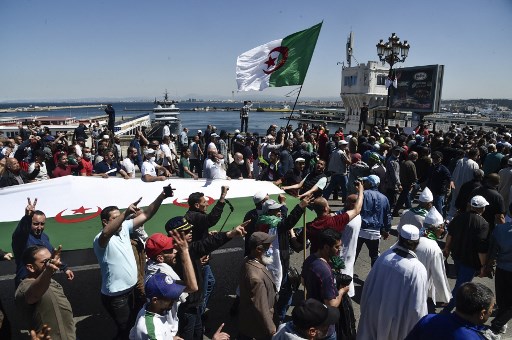 Algérie: prison ferme pour 31 manifestants arrêtés vendredi selon une ONG