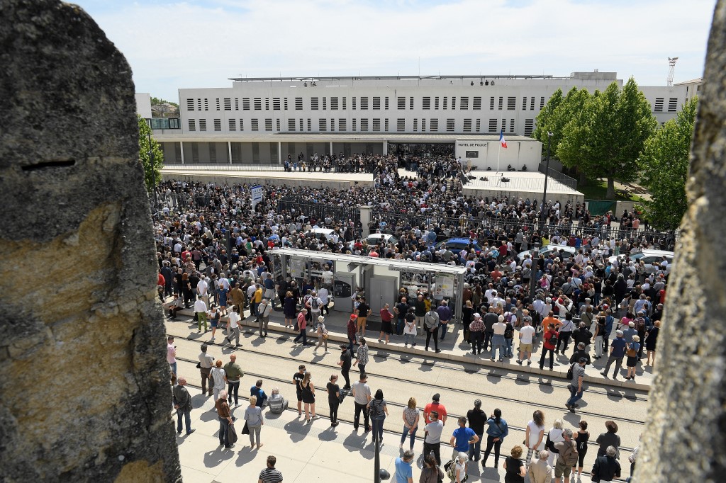 Foule émue au commissariat d'Avignon en hommage au policier tué