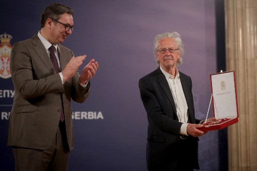 Le président serbe décore le Prix Nobel de littérature controversé Peter Handke