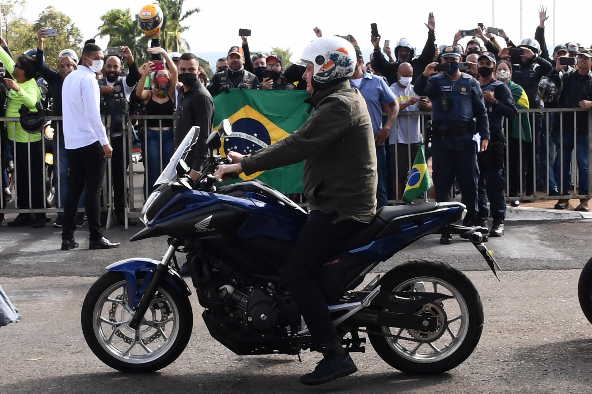 Brésil: acculé, Bolsonaro remobilise ses troupes