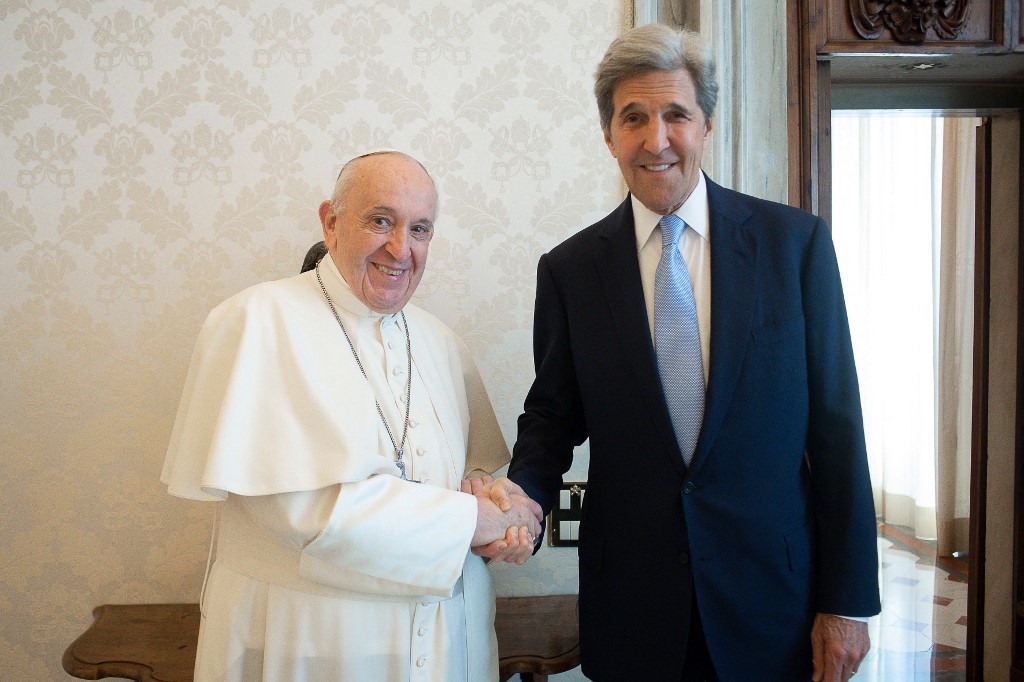 Le pape François, «une voix puissante» face au changement climatique, selon Kerry