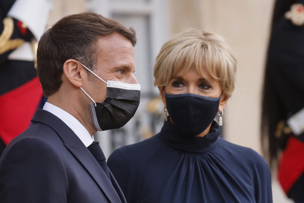 Le président français Emmanuel Macron et son épouse vaccinés contre la Covid