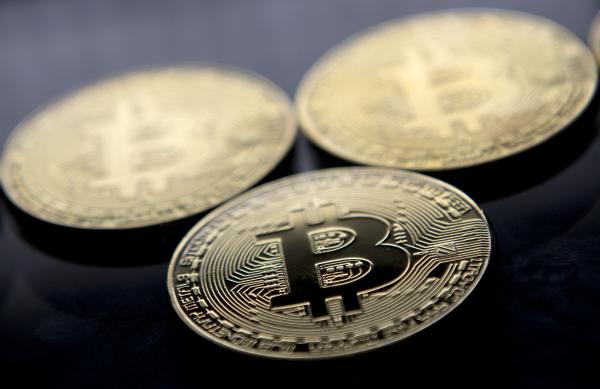 Le bitcoin tempère son plongeon, entre Elon Musk, la Chine, et des perturbations sur Coinbase