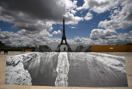 Street art: un canyon au pied de la tour Eiffel signé JR