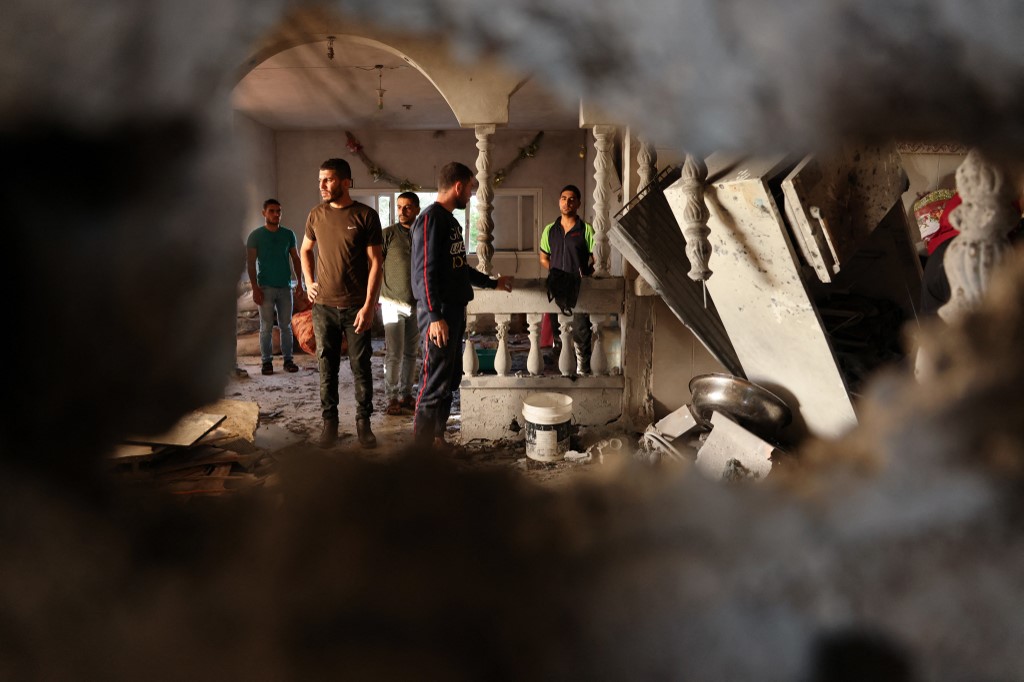 Un homme handicapé, sa femme enceinte et leur fille morts dans un raid à Gaza