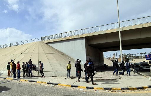 Sous les ponts de Tripoli, l'avenir suspendu des travailleurs migrants