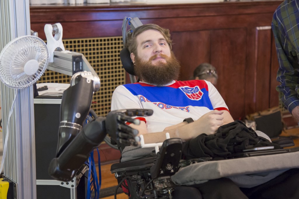 Un bras robotisé contrôlé par la pensée, doté du sens du toucher