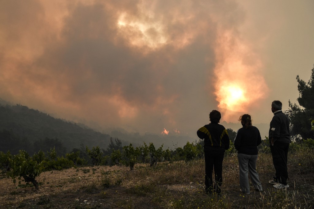 Grèce: les pompiers luttent encore contre l'incendie de Geraneia
