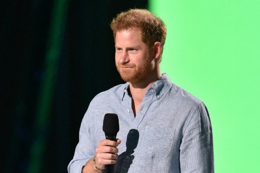 Le prince Harry, duc de Sussex, le 2 mai 202, lors de l'enregistrement du concert "Vax Live" au SoFi Stadium à Inglewood, en Californie. Dans une nouvelle série documentaire dont la sortie est prévue le 21 mai 2021, le prince Harry insiste une fois de plus sur le fait que sa famille a fermé les yeux sur les difficultés de sa femme Meghan Markle. (Valerie Macon/AFP)