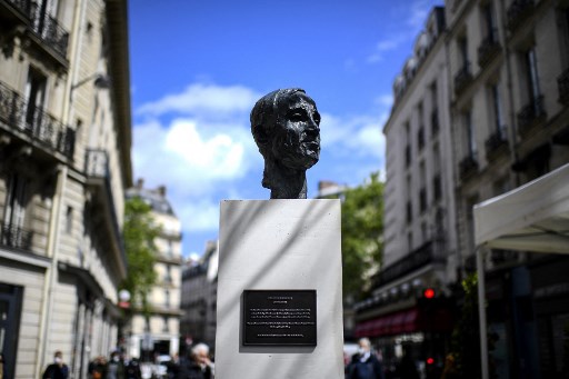 Un buste d'Aznavour dans le quartier de son enfance à Paris