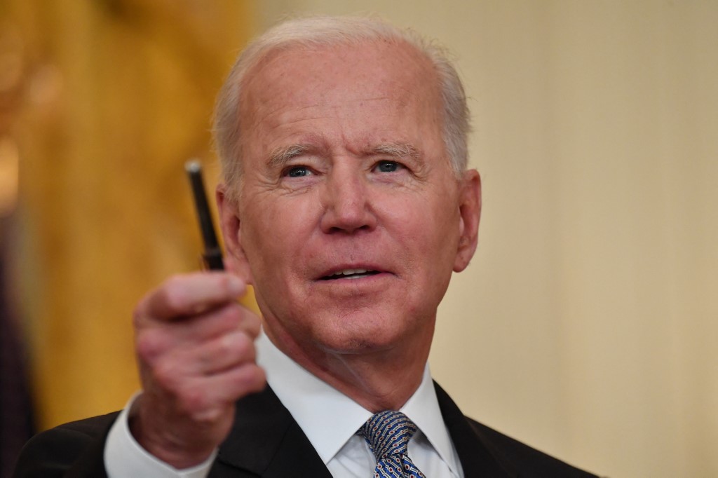 Origine de la Covid: Biden exige un rapport et hausse le ton face à Pékin