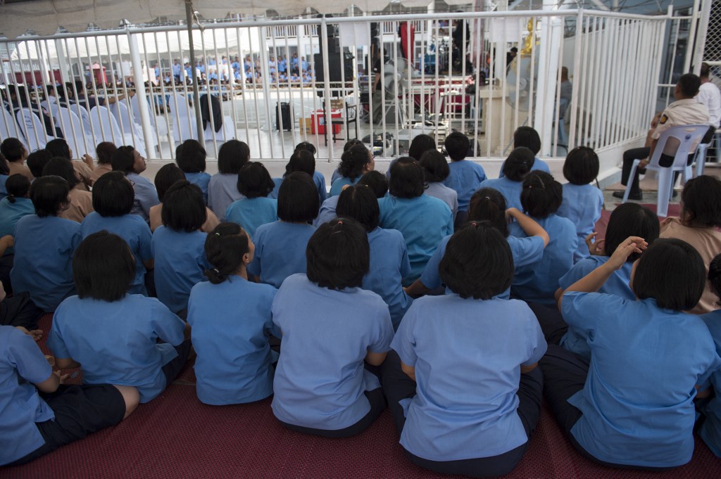 Surpeuplées, les prisons thaïlandaises submergées par la Covid-19