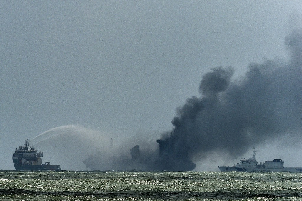 Navire en feu: les plages sri-lankaises menacées par des tonnes de plastique
