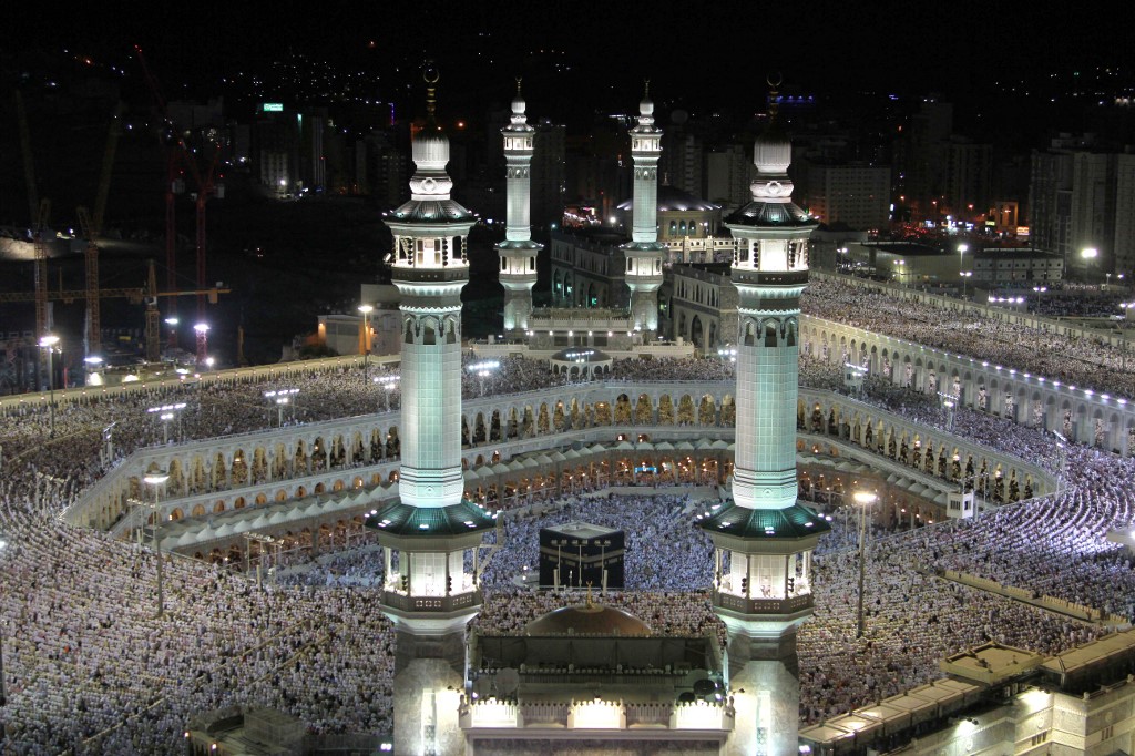 Cette magnifique mosquée située à La Mecque, qui est aujourd'hui la plus grande mosquée et le huitième plus grand bâtiment du monde, représente le principal lieu saint de l'islam. AMER HILABI / AFP