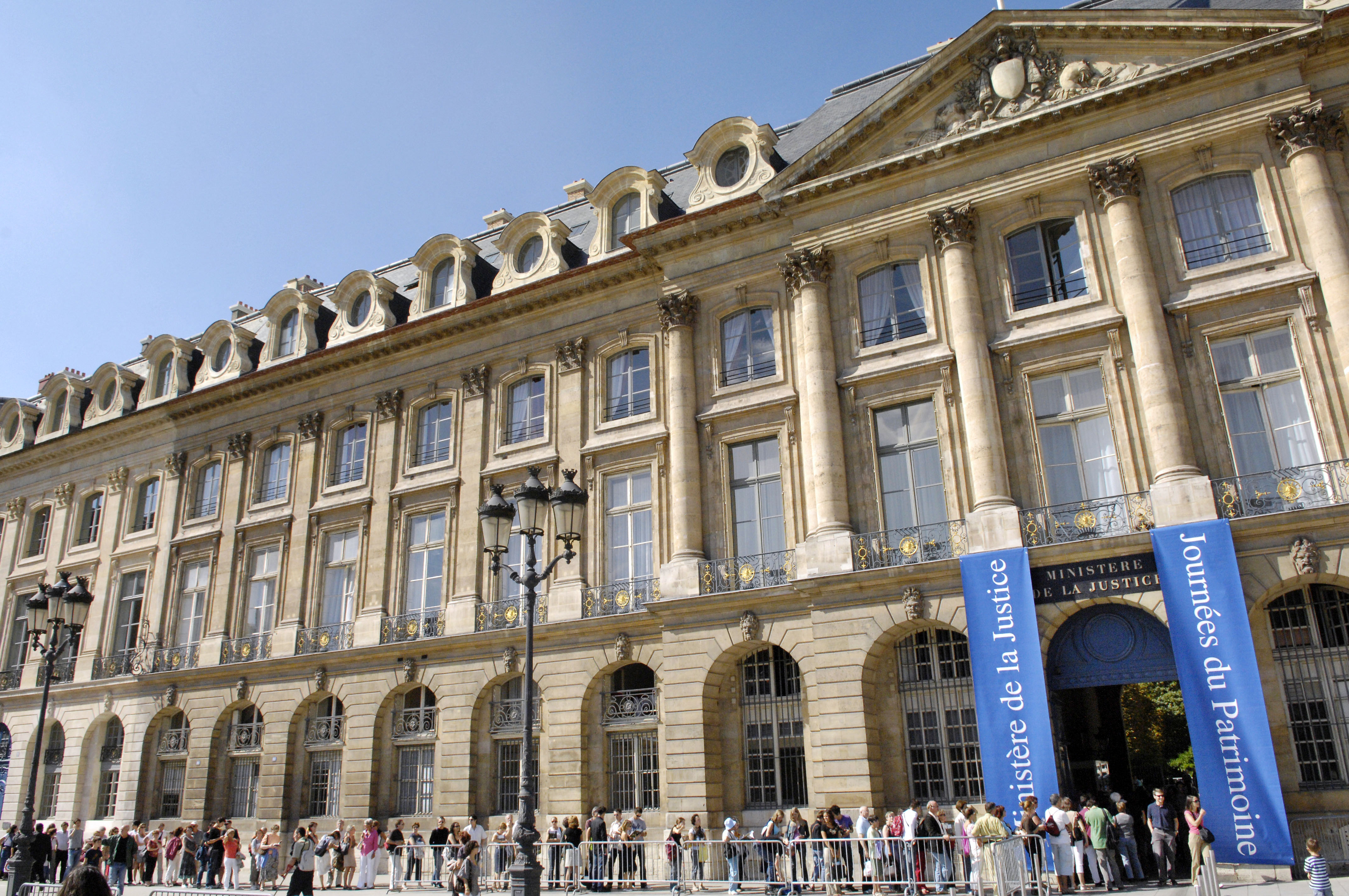 Six membres d'un groupuscule néonazi interpellés pour un projet d'attentat contre une loge maçonnique