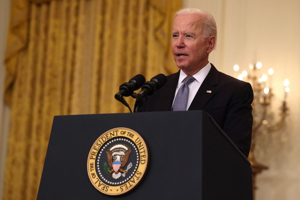 Biden annonce l'envoi de vaccins à travers le monde et tacle Moscou et Pékin