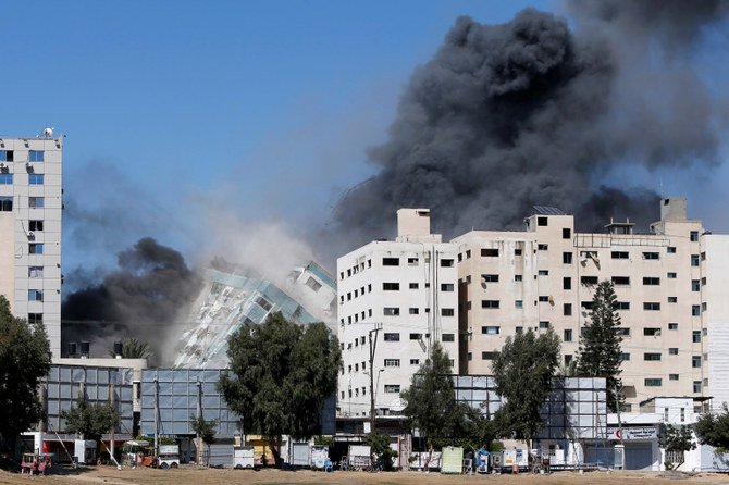 La tour A-Jalaa, qui abrite les bureaux d'Al Jazeera et de l'Associated Press, s'effondre après avoir été touchée par un missile israélien dans la ville de Gaza. (Reuters)