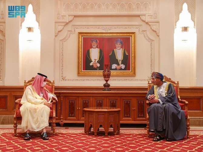 Le roi Salmane d'Arabie saoudite invite le sultan d'Oman à visiter le Royaume