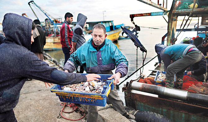 Les Gazaouis se délectent de poisson fumé le premier jour de l'Aïd