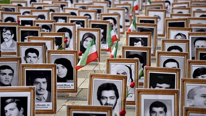 Des familles se rassemblent au cimetière de Téhéran en mémoire des massacres de 1988