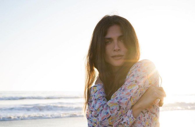 Le mannequin philanthrope Elisa Sednaoui collabore avec la marque française Antik Batik pour la bonne cause