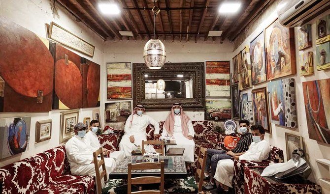 Le passé et le futur autour d'un café, dans le quartier historique d'Al-Balad à Djeddah