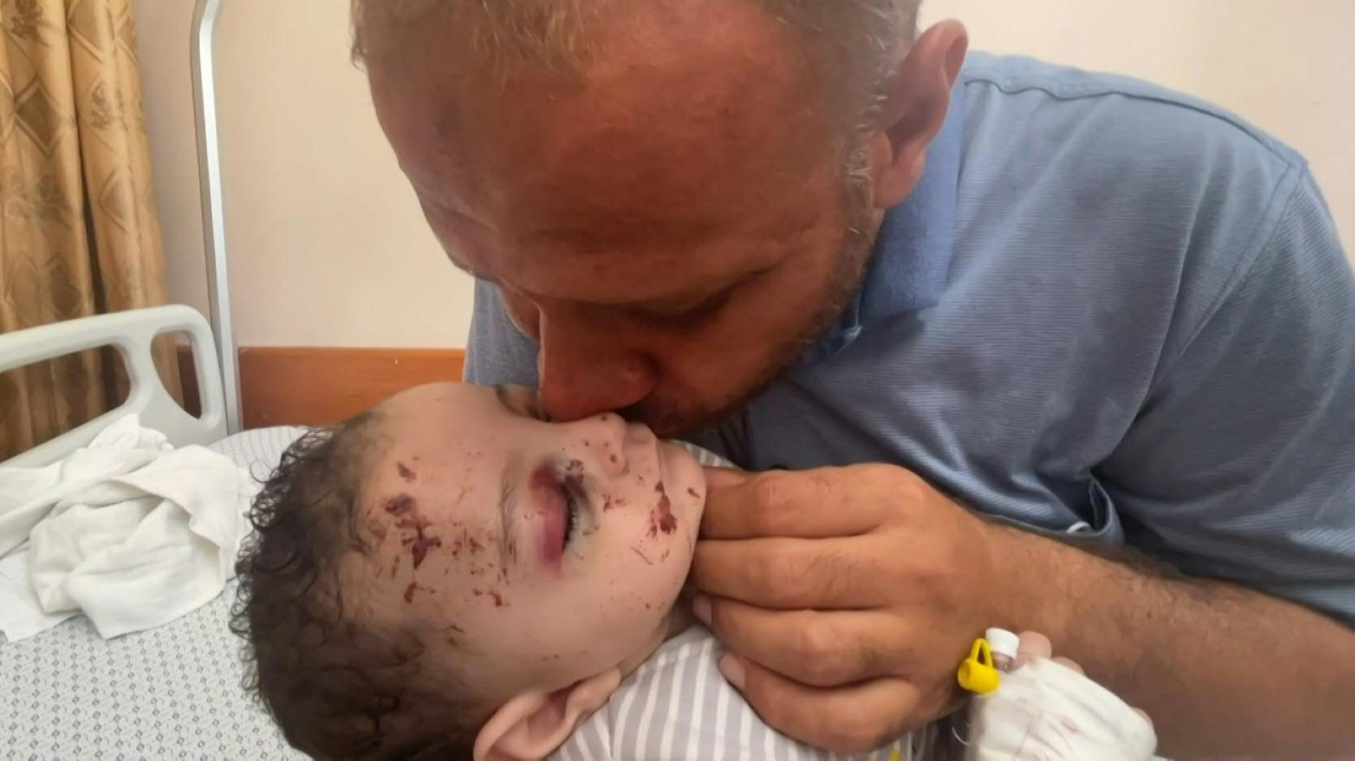 «Je n'ai plus que toi» ! A Gaza un père et son enfant miraculé