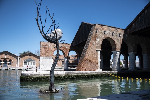 "The Listener", sculpture de Giuseppe Penone au pavillon de l'Italie à la 17e Biennale d'architecture de Venise (Marco Bertorello/AFP)