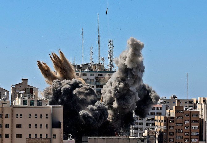 La chaîne Al-Jazeera a confirmé sur Twitter que ses locaux étaient dans ce bâtiment et a retransmis en direct les images de la tour s'effondrer dans un nuage de poussière. (Photo, AFP)