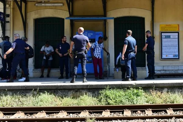 Human Rights Watch dénonce le refoulement sommaire de jeunes migrants à la frontière franco-italienne