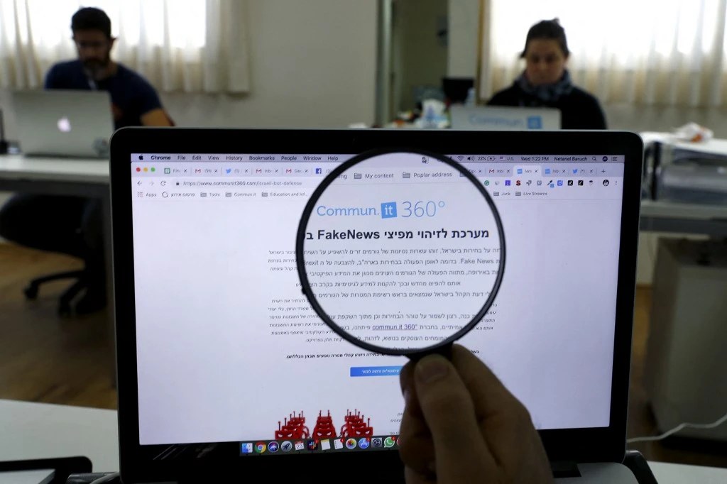 «Responsabiliser» les jeunes face aux fake news, le pari d'une exposition