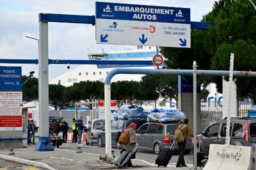 En colère, le cœur «déchiré», des Algériens de la diaspora désespèrent de rentrer