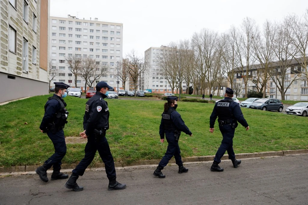Tirs de mortier devant un lycée de l'Oise: quatre adolescents présentés à un juge des enfants