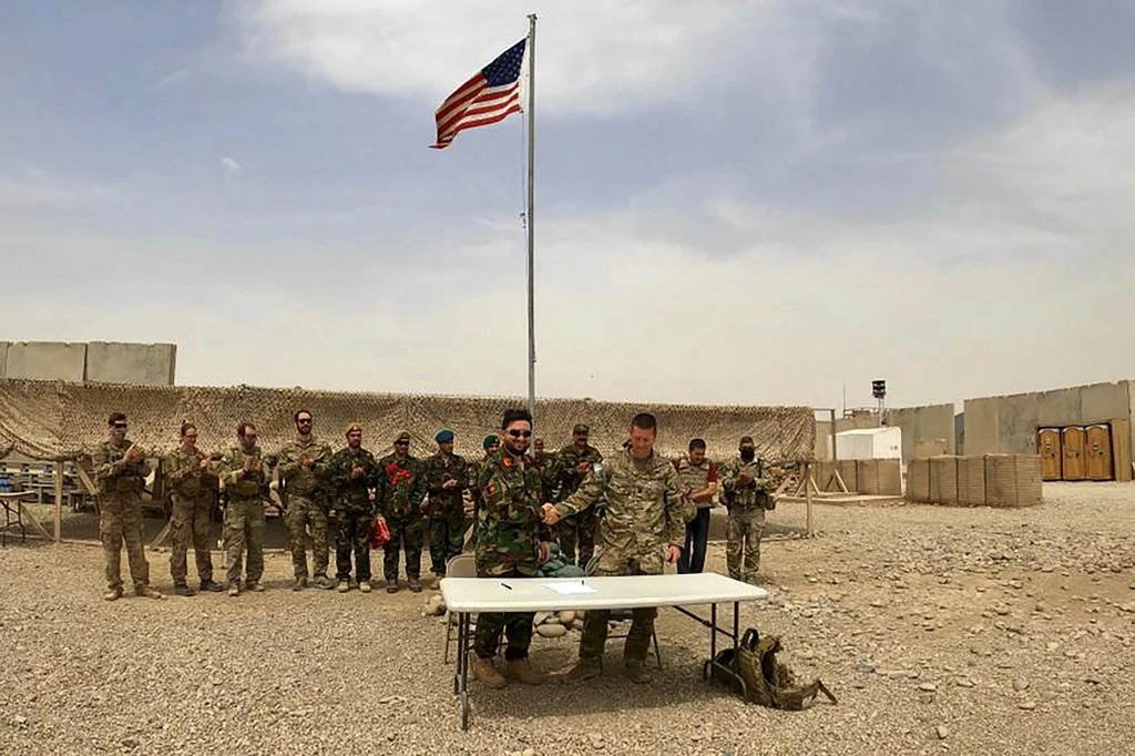 Combats entre talibans et armée afghane, les Américains restituent une base