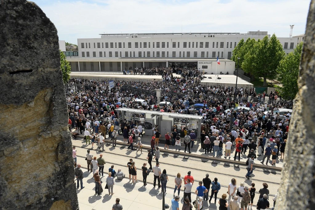 Foule émue au commissariat d'Avignon en hommage au policier tué