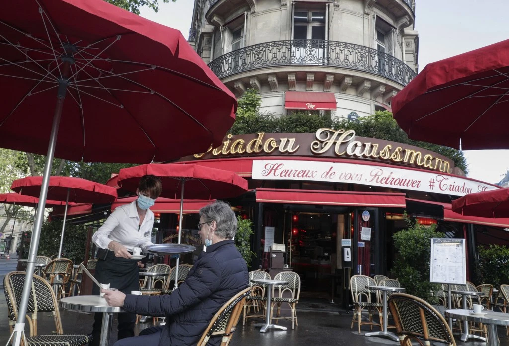 A Paris les restaurateurs s'arrangent un peu avec les règles pour rouvrir